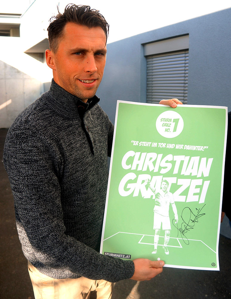 Christian Gratzei hält sein signiertes Poster
