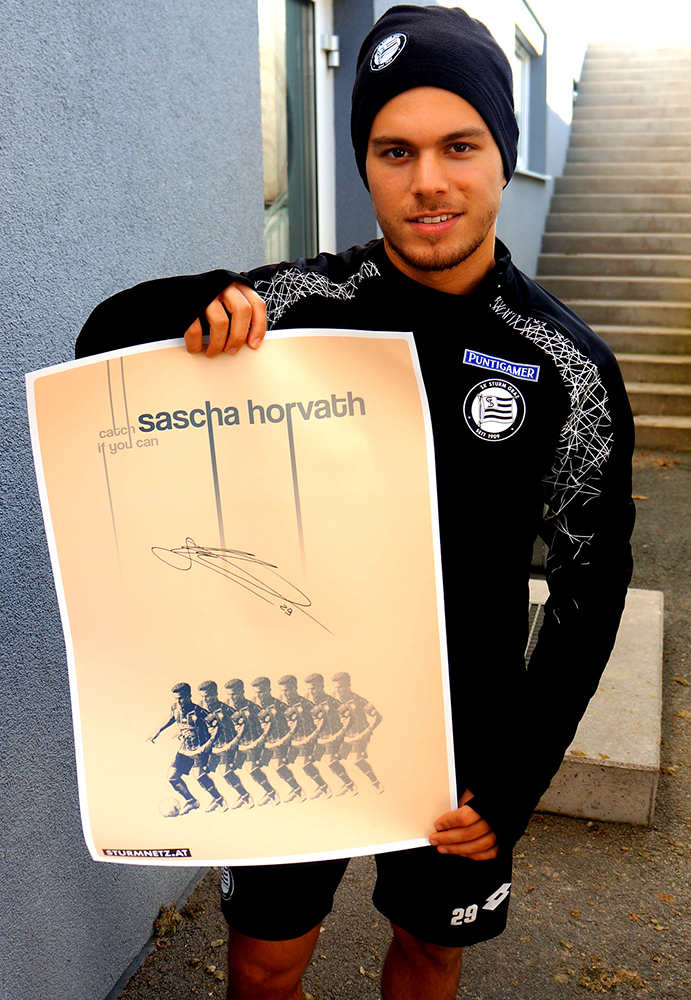 Sascha Horvath hält sein signiertes Poster