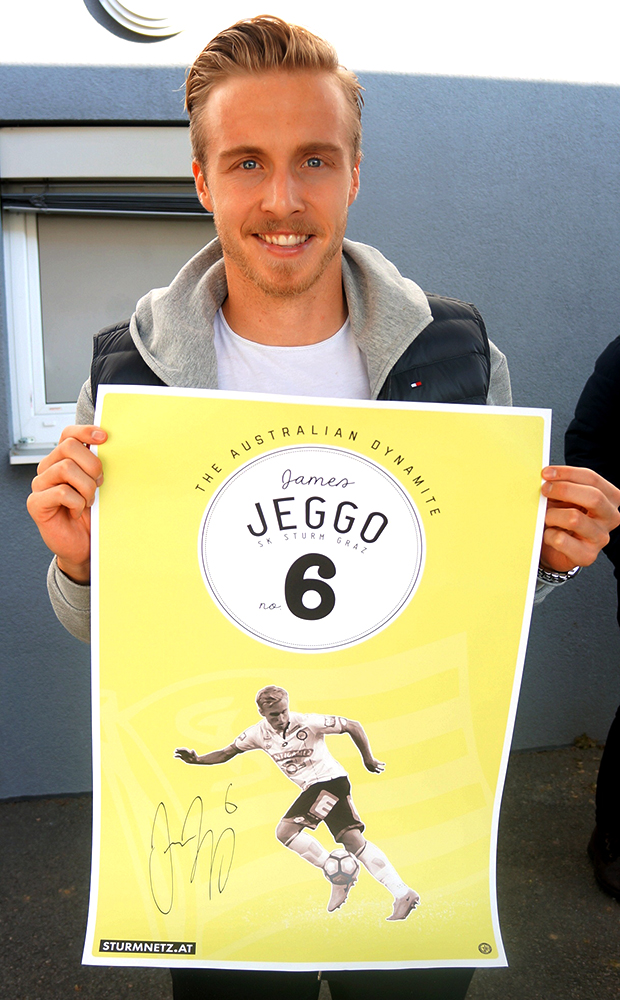 James Jeggo hält sein signiertes Poster