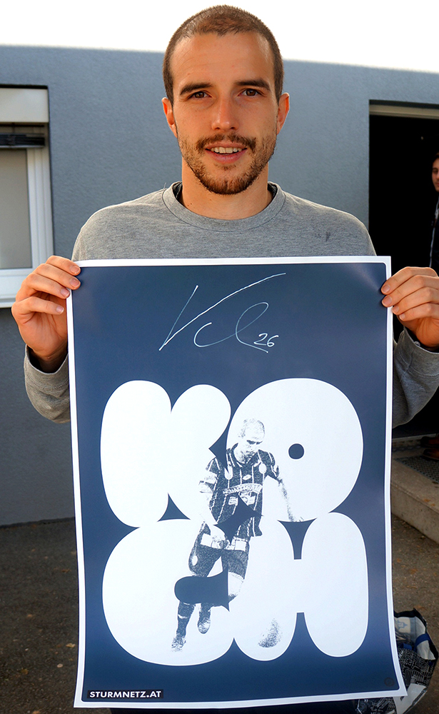 Fabian Koch hält sein signiertes Poster