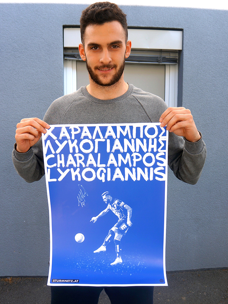 Charalampos Lykogiannis hält sein signiertes Poster