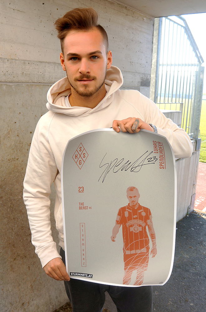 Lukas Spendlhofer hält sein signiertes Poster